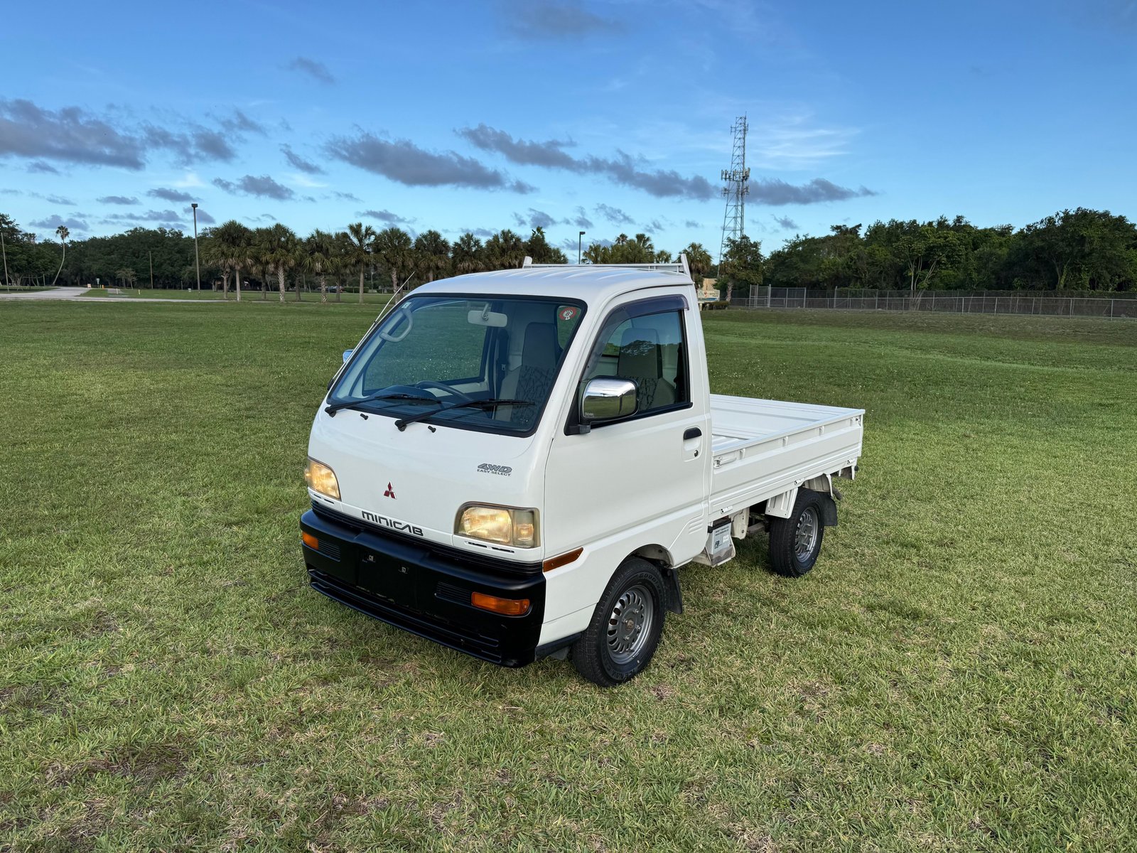 1998 Mitsubishi Minicab JDM car for sale — photo 2 of 25