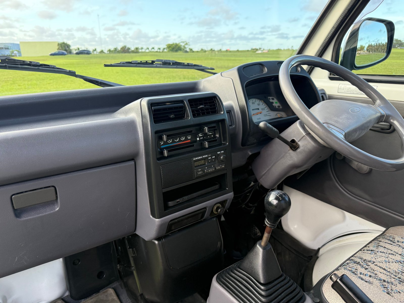1998 Mitsubishi Minicab JDM car for sale — photo 21 of 25