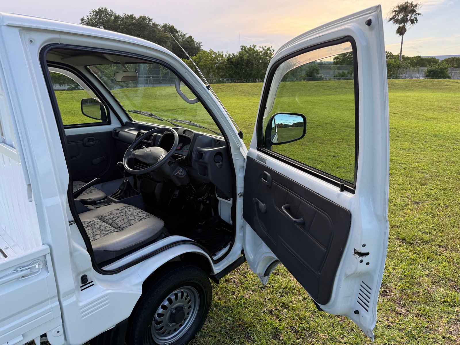 1998 Mitsubishi Minicab JDM car for sale — photo 15 of 25