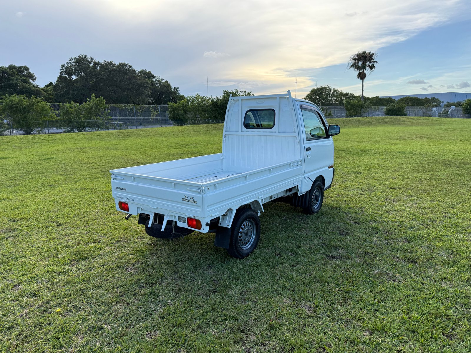 1998 Mitsubishi Minicab JDM car for sale — photo 5 of 25