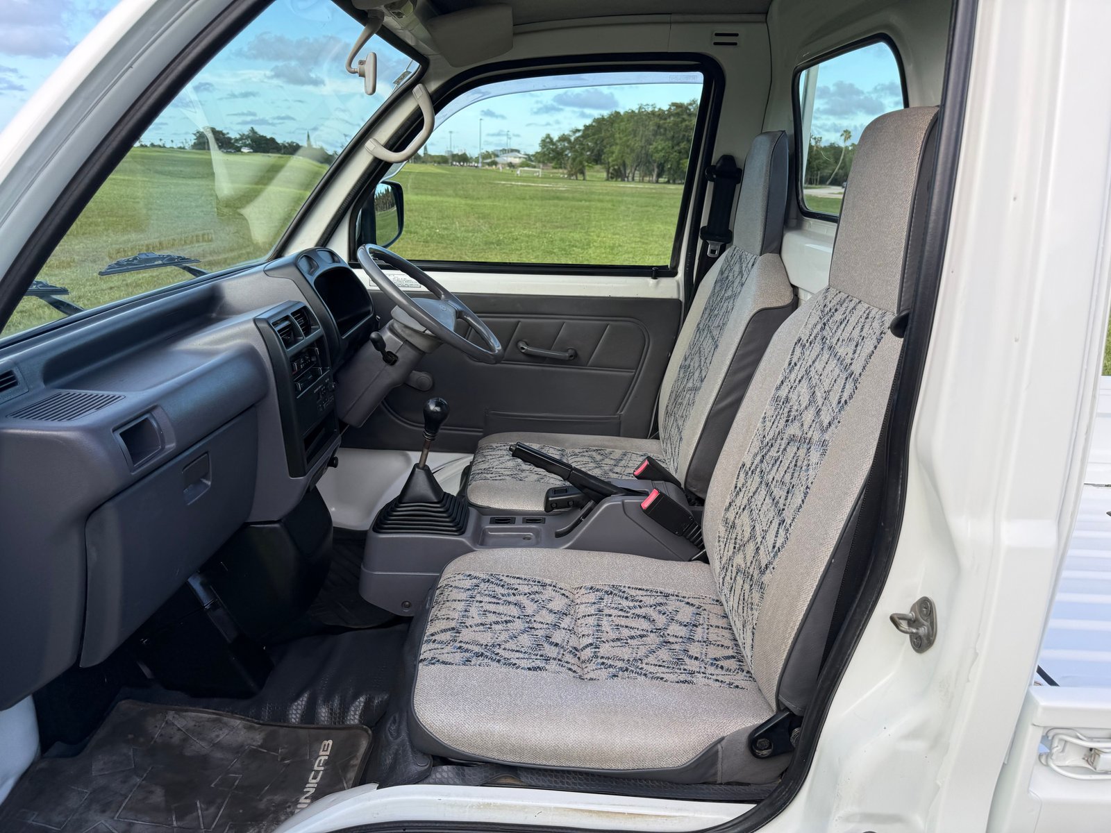 1998 Mitsubishi Minicab JDM car for sale — photo 18 of 25
