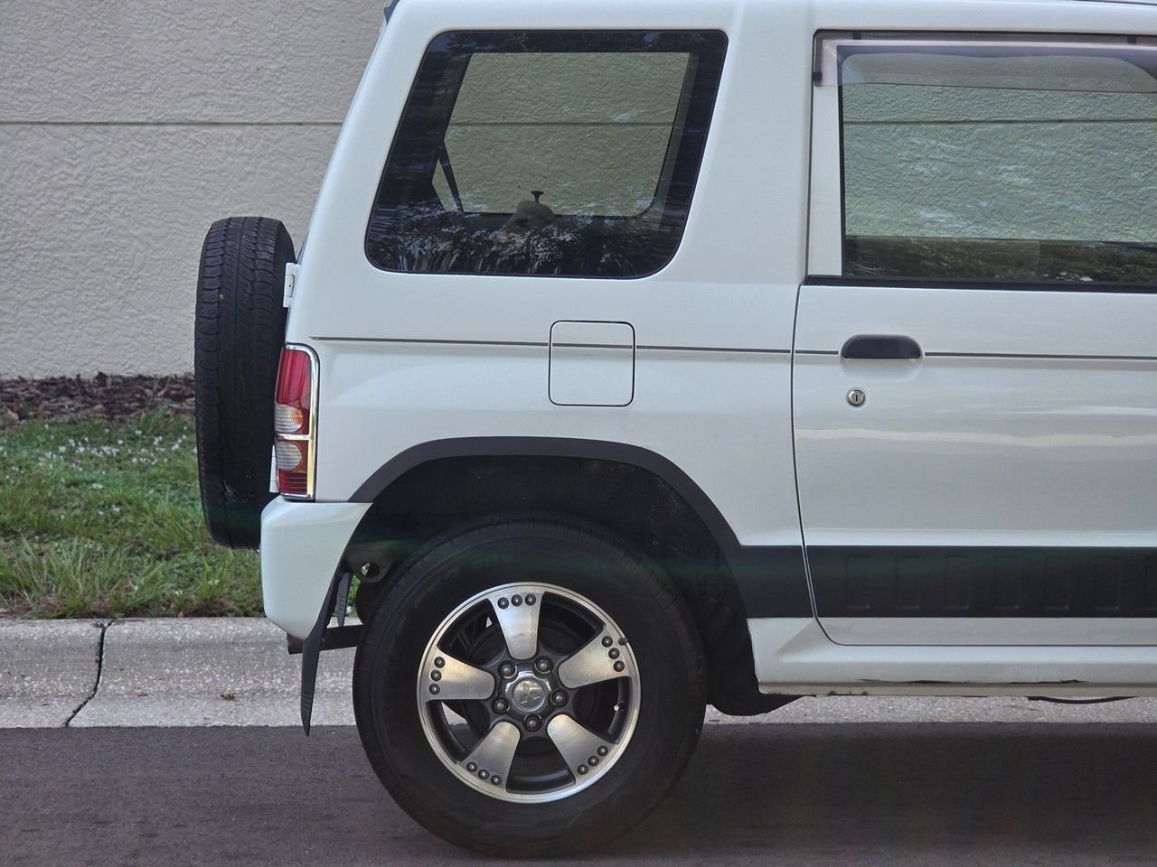 1998 Mitsubishi Pajero JDM car for sale — photo 4 of 25