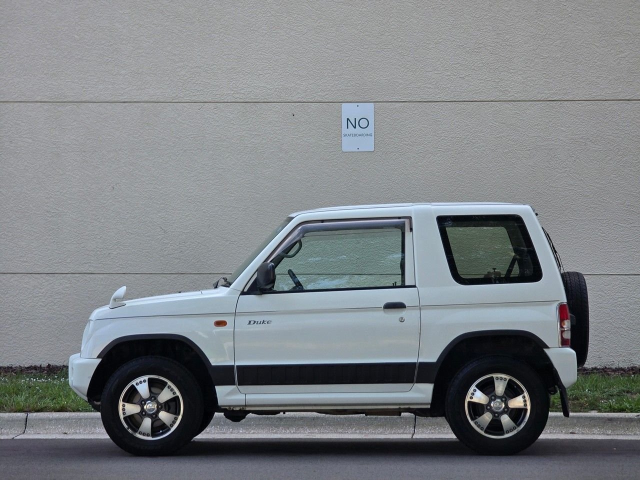 1998 Mitsubishi Pajero JDM car for sale — photo 11 of 25