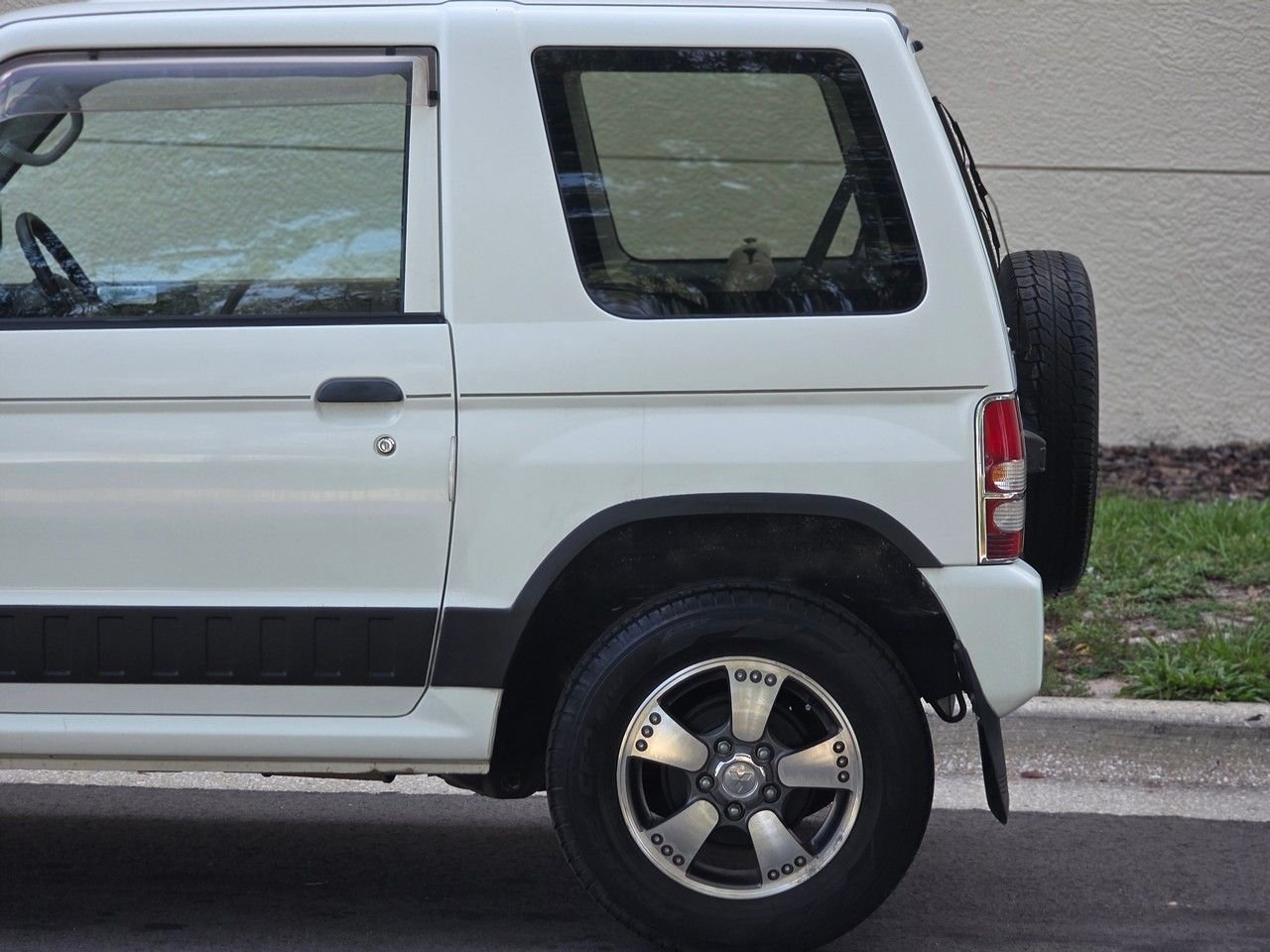1998 Mitsubishi Pajero JDM car for sale — photo 10 of 25
