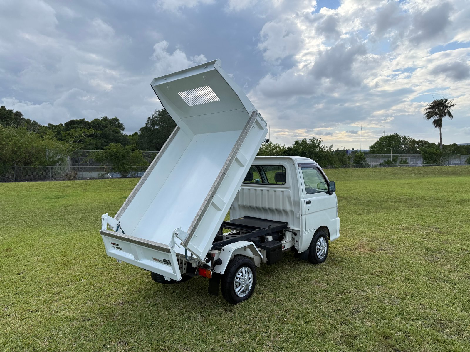 1999 Daihatsu Hijet JDM car for sale — photo 4 of 25