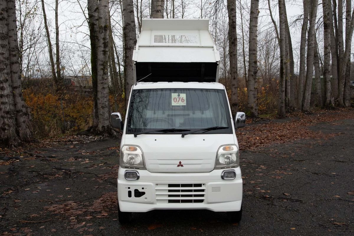 1999 Mitsubishi Minicab JDM car for sale — photo 2 of 9