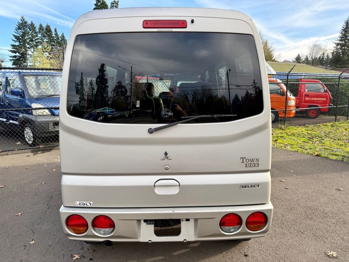 2000 Mitsubishi Town Box JDM car for sale — photo 6 of 9