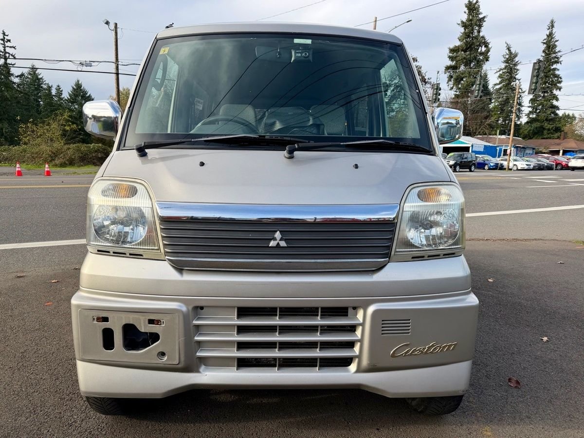2000 Mitsubishi Town Box JDM car for sale — photo 2 of 9