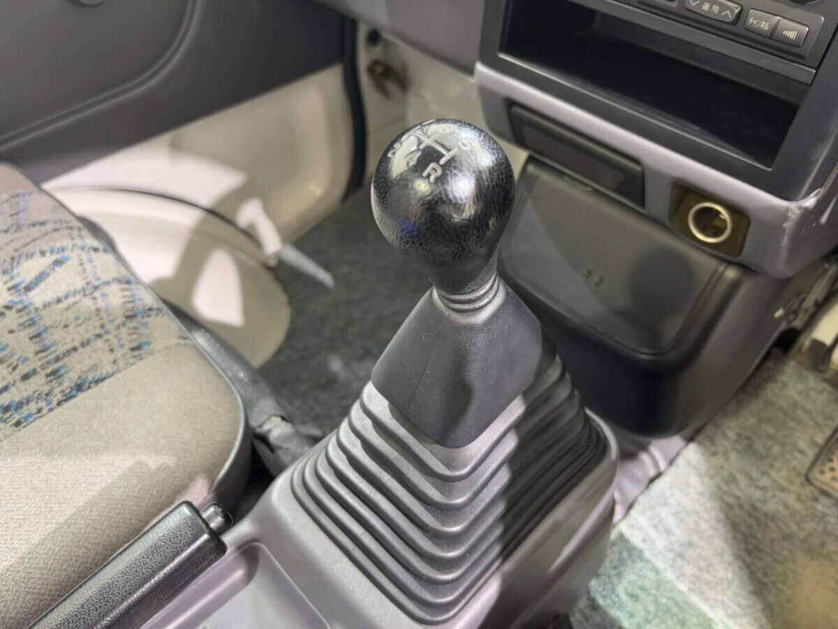 1998 Mitsubishi Minicab JDM car for sale — photo 12 of 22