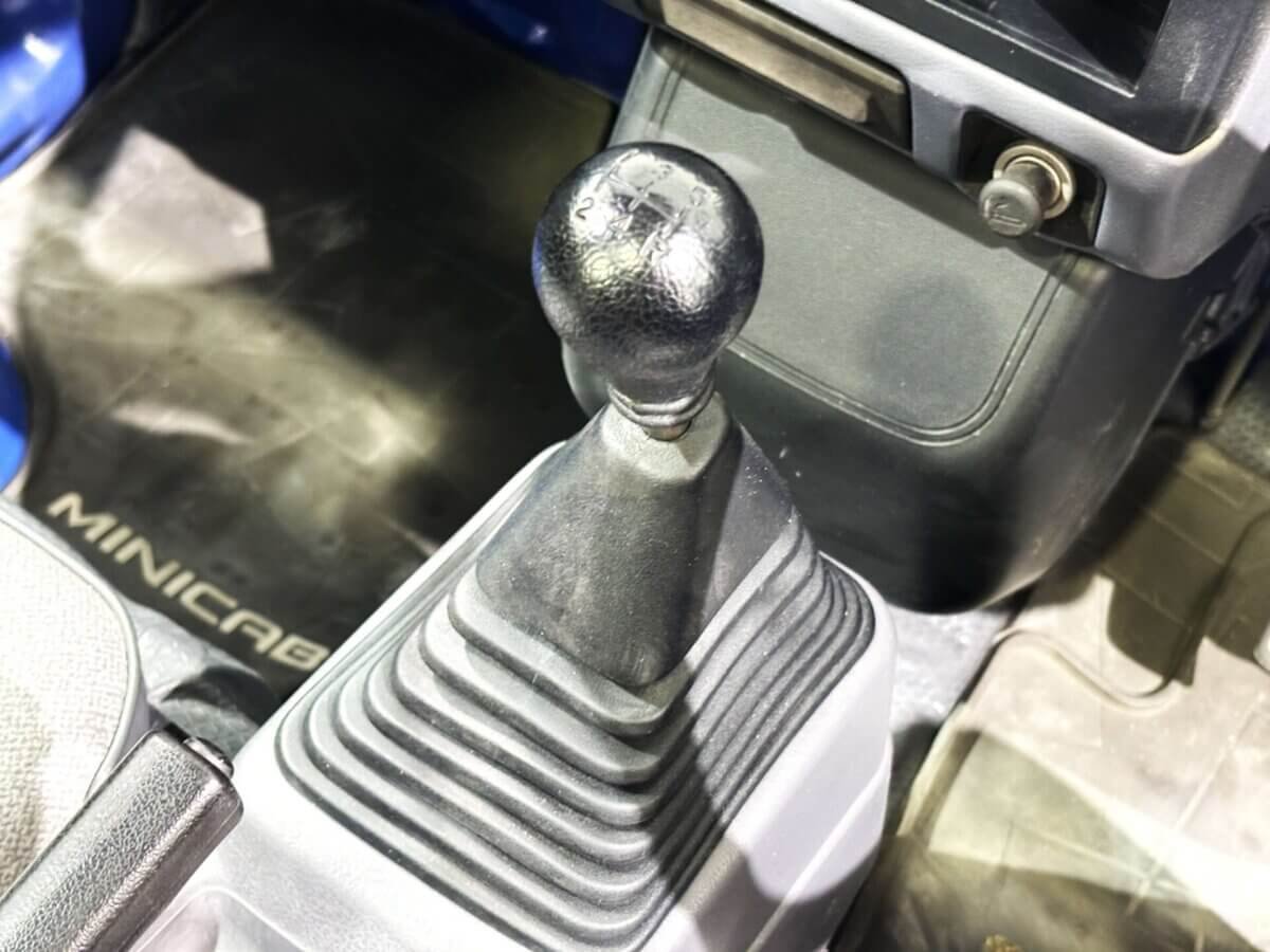 1998 Mitsubishi Minicab JDM car for sale — photo 11 of 23
