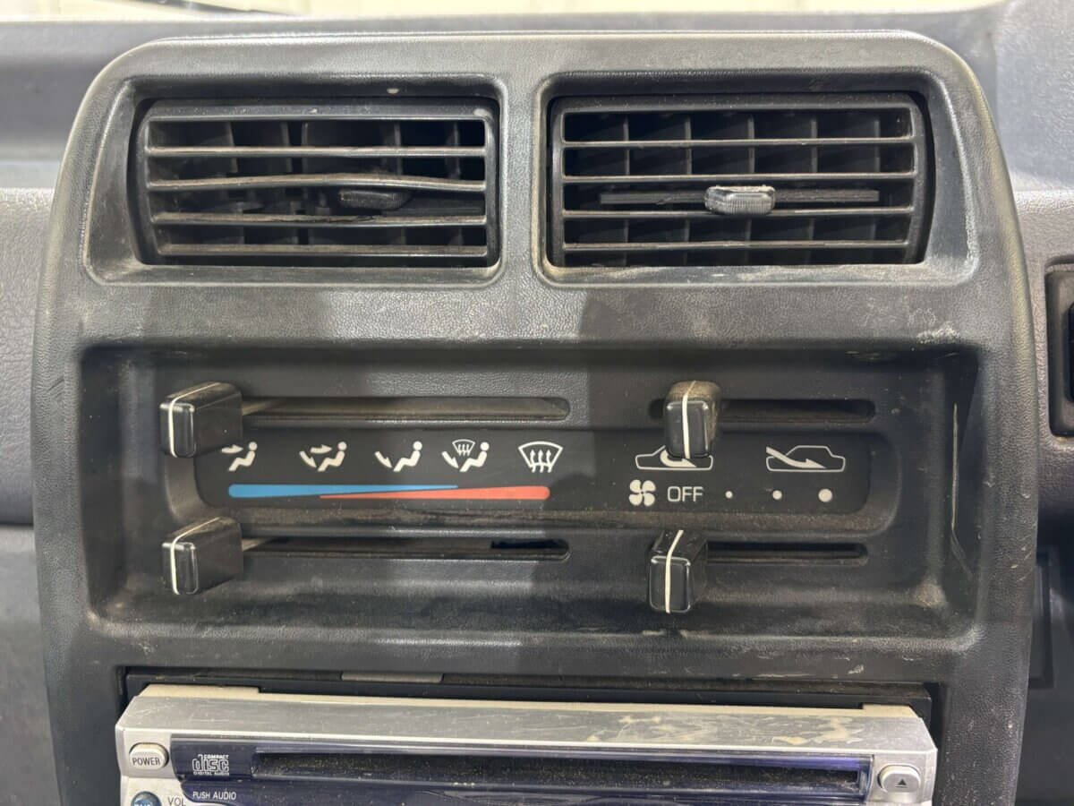 1998 Mitsubishi Minicab JDM car for sale — photo 10 of 25
