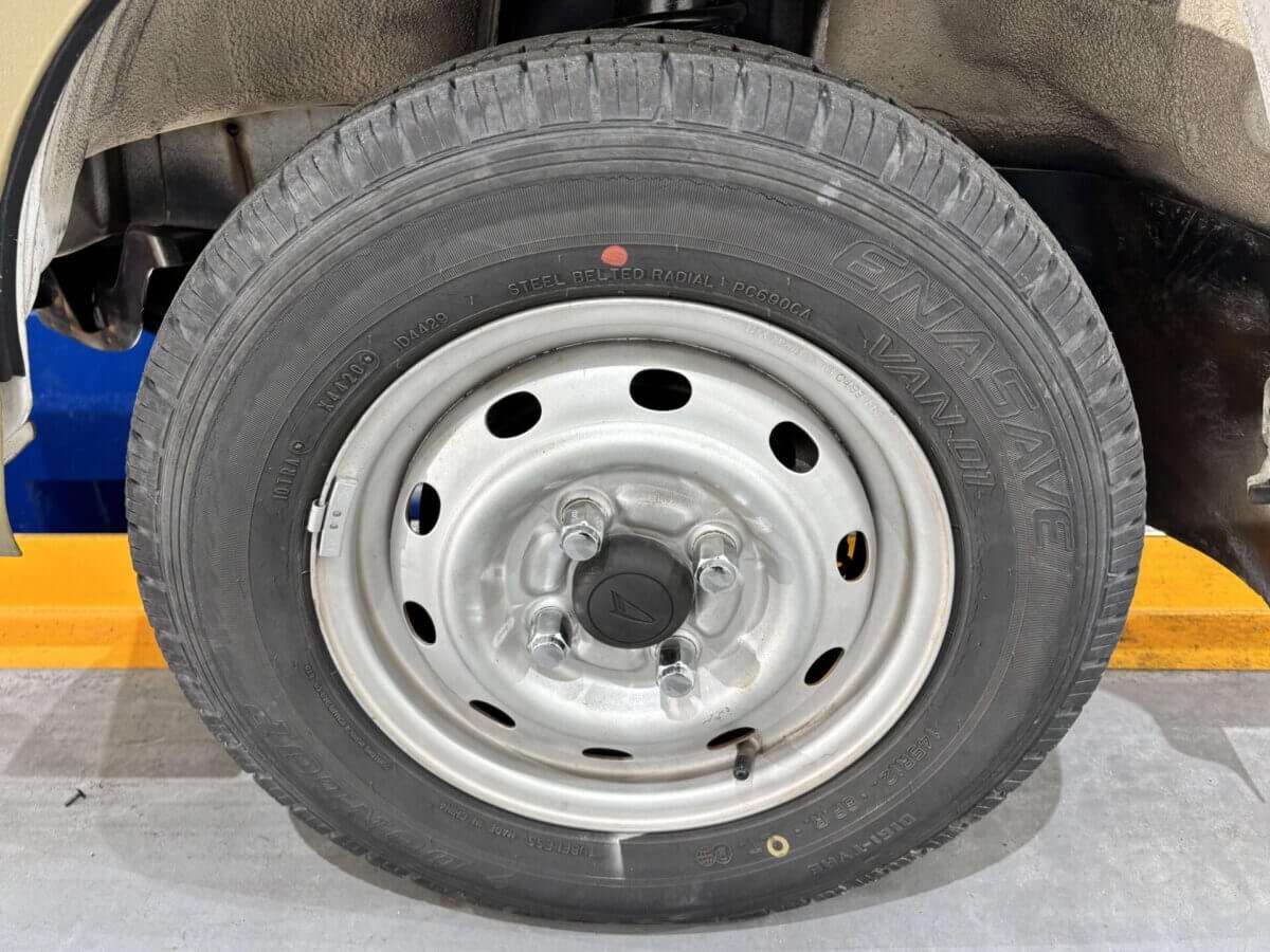 1999 Daihatsu Hijet JDM car for sale — photo 16 of 24