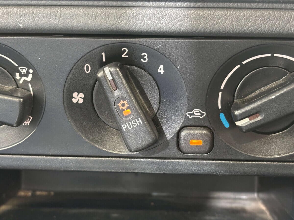 1999 Mitsubishi Minicab JDM car for sale — photo 11 of 25