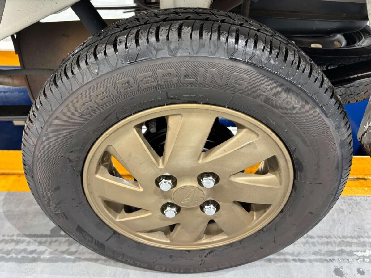 2000 Daihatsu Hijet JDM car for sale — photo 17 of 25