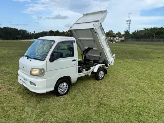 1999 Daihatsu Hijet — White 4WD Kei Trucks, photo 2 of 39