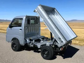 Daihatsu Hijet LD Dump Manual (Silver) — Silver 4WD Mini Dump Trucks, photo 6 of 11