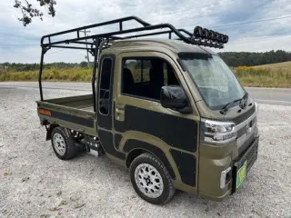 2022 Daihatsu HiJet Japanese Minitruck (ac, ps, Hard cargo — Khaki 4WD Kei Trucks, photo 1 of 6