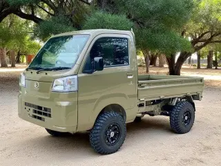 Daihatsu Hijet Regular Cab Auto (Orange) — Orange 4WD Kei Trucks, photo 11 of 11