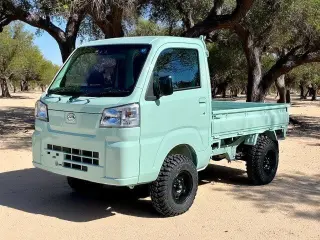 Daihatsu Hijet Regular Cab Auto (Ice Green) — Ice Green 4WD Kei Trucks, photo 2 of 11