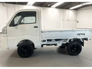 Daihatsu Hijet Regular Cab Manual (White) — White 4WD Kei Trucks, photo 2 of 11