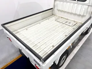 2001 Daihatsu Hijet Truck — White 2WD Kei Trucks, photo 5 of 24
