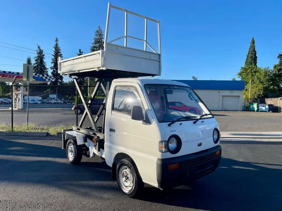 1993 Mazda Scrum Scissor Lift HD Dump 4WD, 2Hi-4Hi-4Lo, 4MT — White Mini Dump Trucks, photo 1 of 9